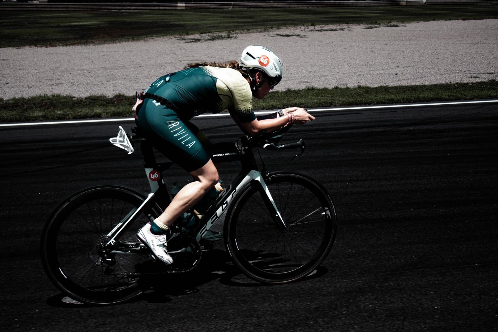 Ciclista en entrenamiento, fondo sección contacto